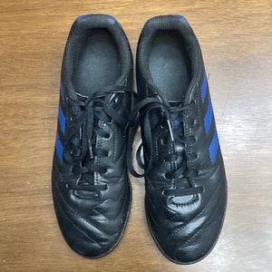 Men’s Adidas Soccer Shoes.  Size 5.5